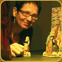 Christina mit Papiertheater